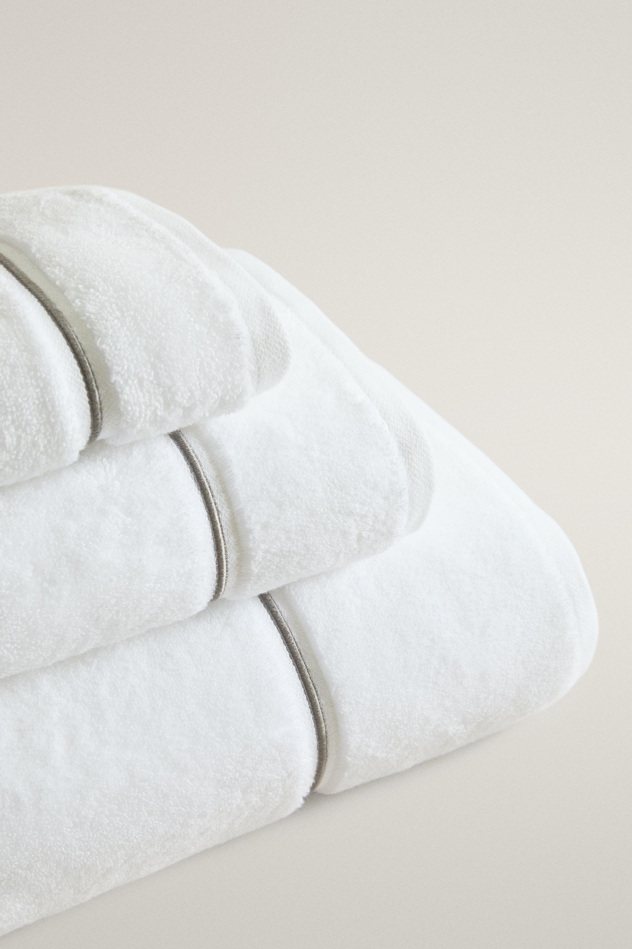 SCALLOPED EMBROIDERED BATH TOWEL