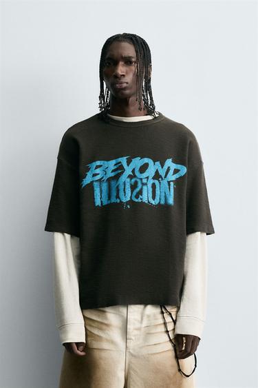 ФУТБОЛКА ИЗ ТРИКОТАЖА С КОНТРАСТНЫМ ПРИНТОМ — ТЕМНО-КОРИЧНЕВЫЙ от Zara