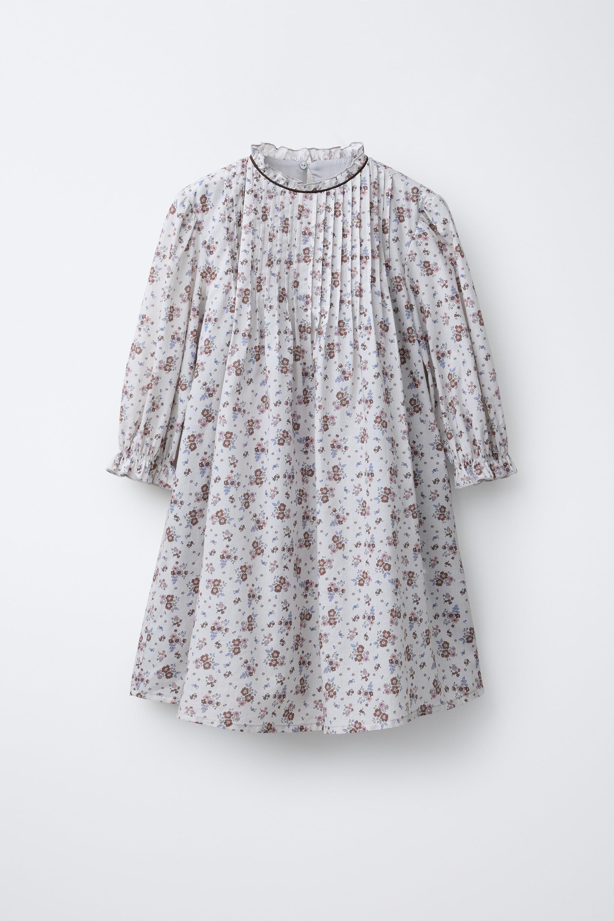 ROBE À PLIS NERVURÉS ET FLEURS