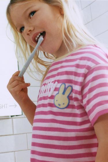 1 1/2-6 سنوات/ بيجامة مخططة MIFFY™ MERCIS BV © - وردي الخاص بـ Zara