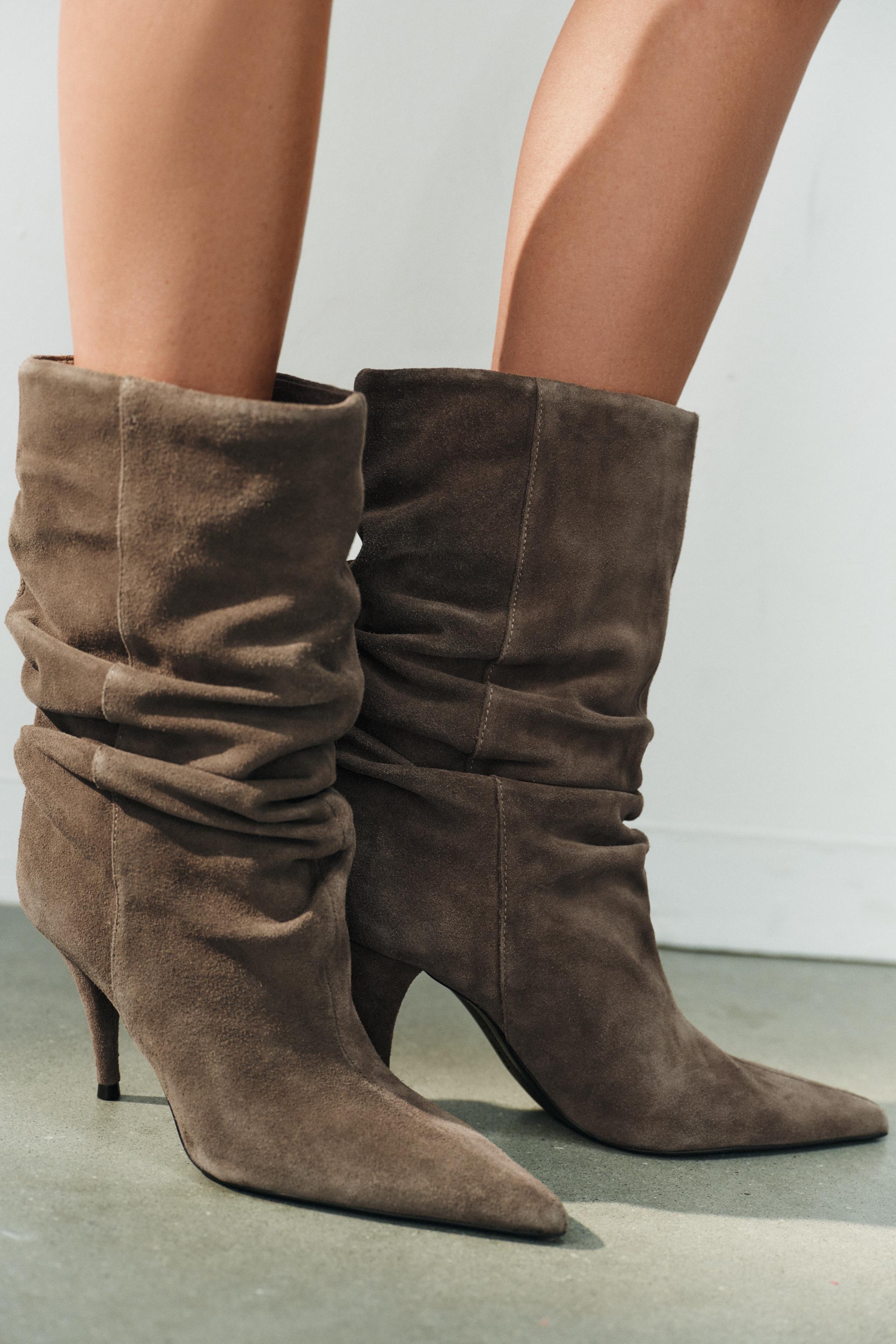 BOTTES À TALONS FRONCÉES EN CROÛTE DE CUIR
