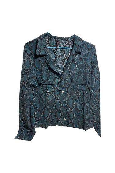 CAMISA CUELLO SOLAPA ESTAMPADO REPTIL EN VERDES