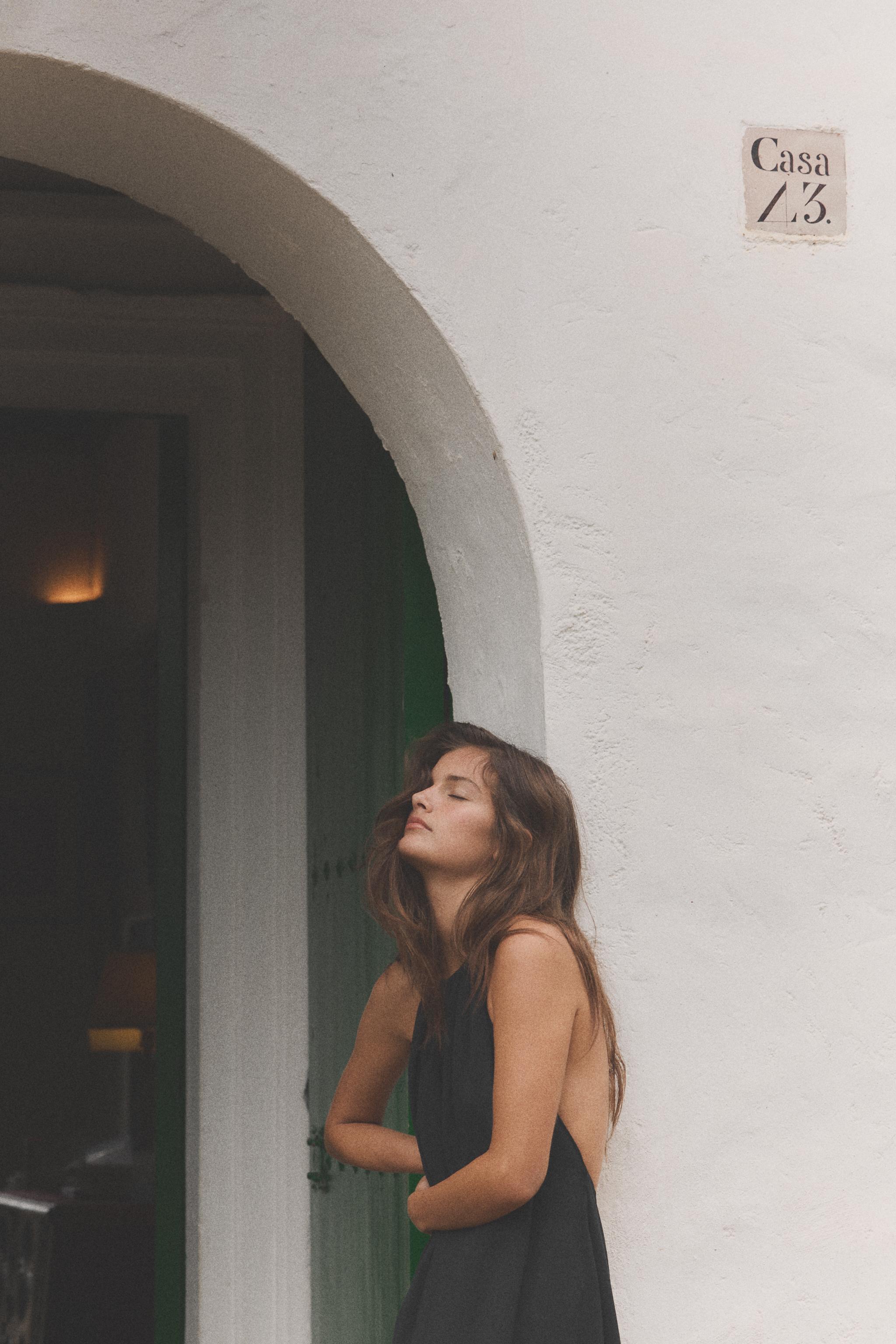 Женские платья Zara FLOWY HALTER DRESS — фото 4