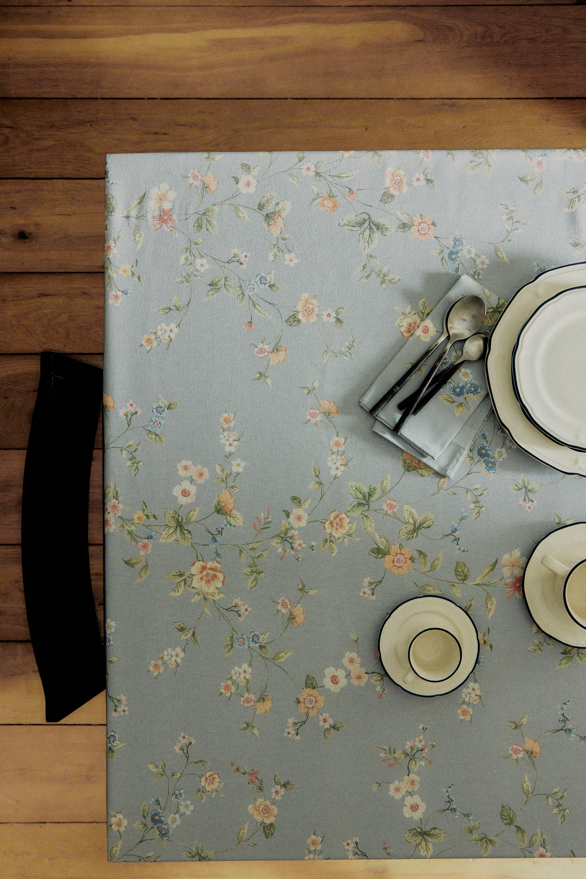 SMALL FLORAL PRINT TABLECLOTH