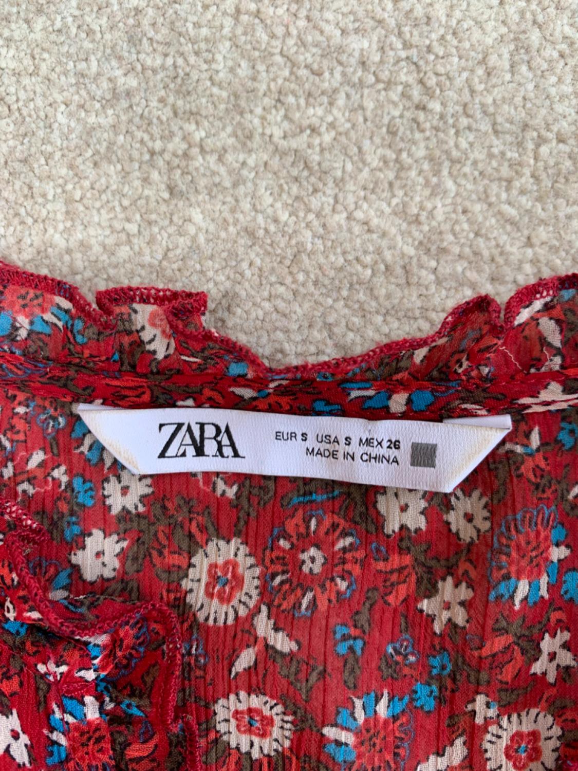 PRINTED DRESS WITH GEM BUTTONS - Image 4