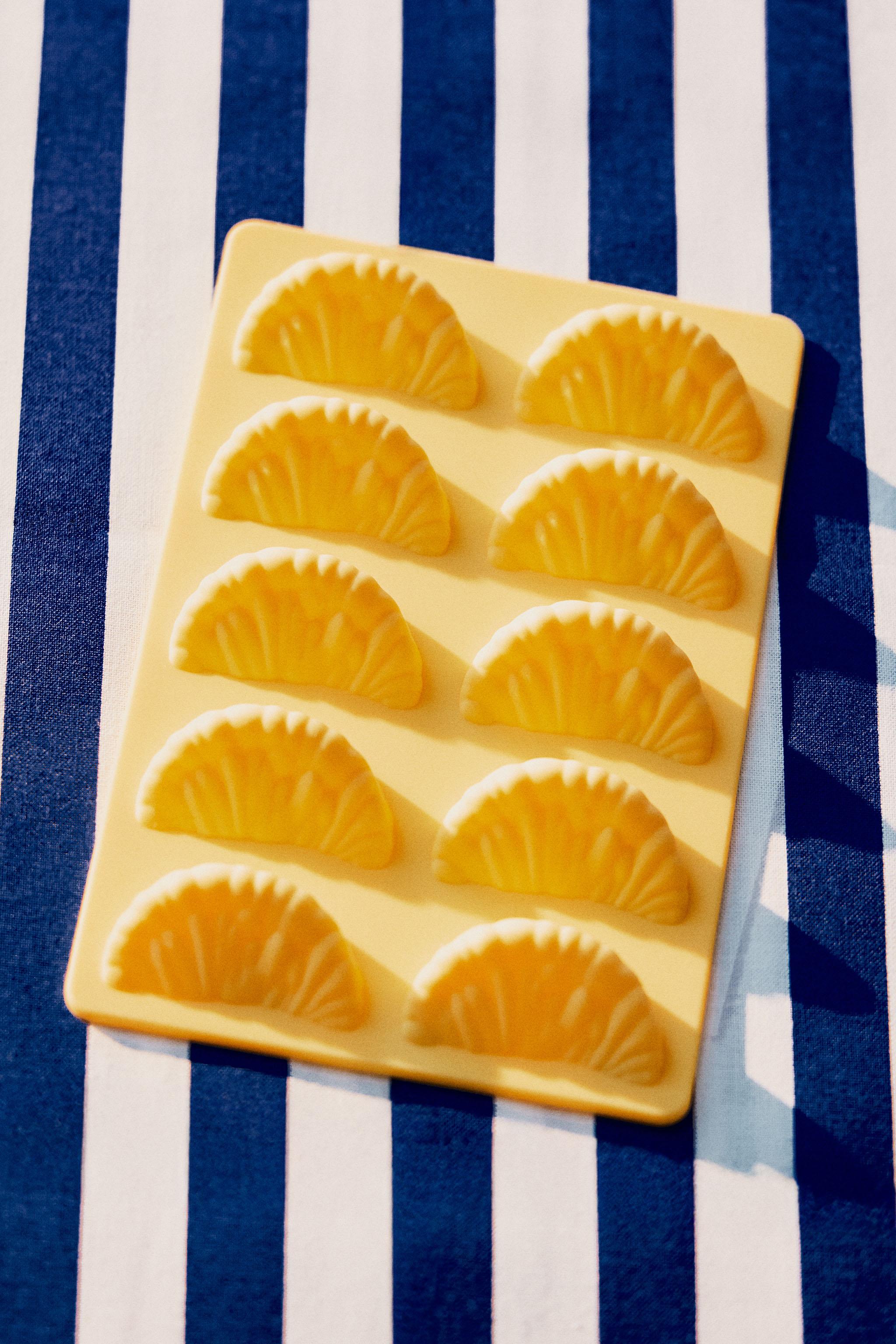 10-CUBE FRUIT SLICE SILICONE ICE TRAY — Pastel yellow