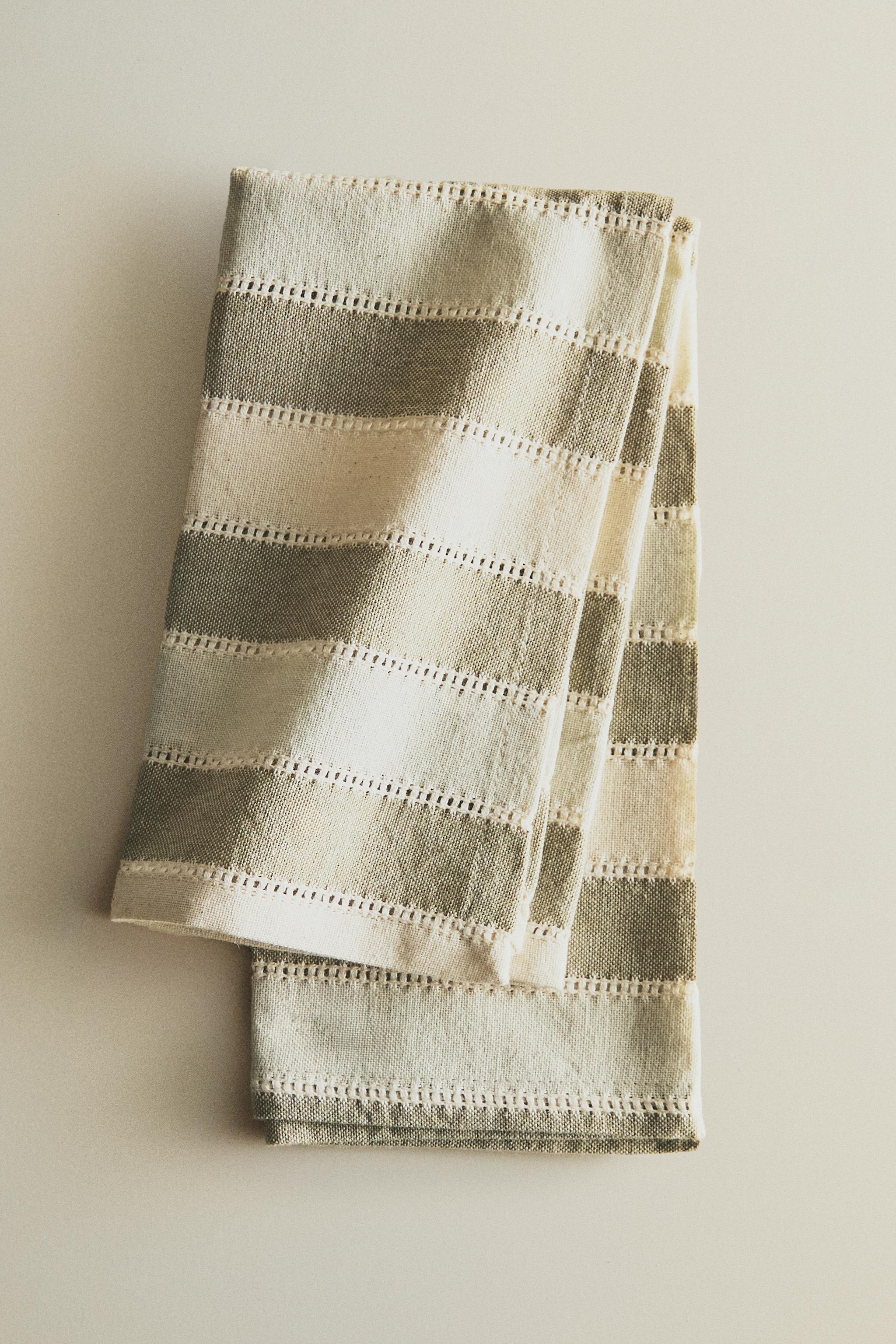 LOT DE SERVIETTES DE TABLE RAYURES ET DENTELLES (LOT DE 2)