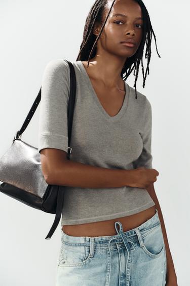 CAMISETA ESCOTE PICO - Gris topo de Zara