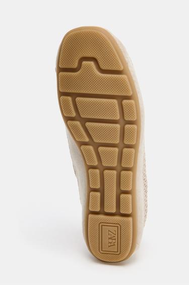 BASKETS EN RÉSILLE AVEC TIRANT - Blanc écru de Zara - Image 6