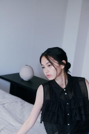 フリル付きセミシースルートップスブラックZaraのフリル付きセミシースルートップス - ブラック