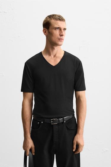 BASIC T-SHIRT MET V-HALS - Zwart van Zara