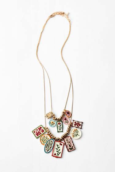 PACK 2 COLLARES CHARMS RESINA FLORES - Dorado de Zara
