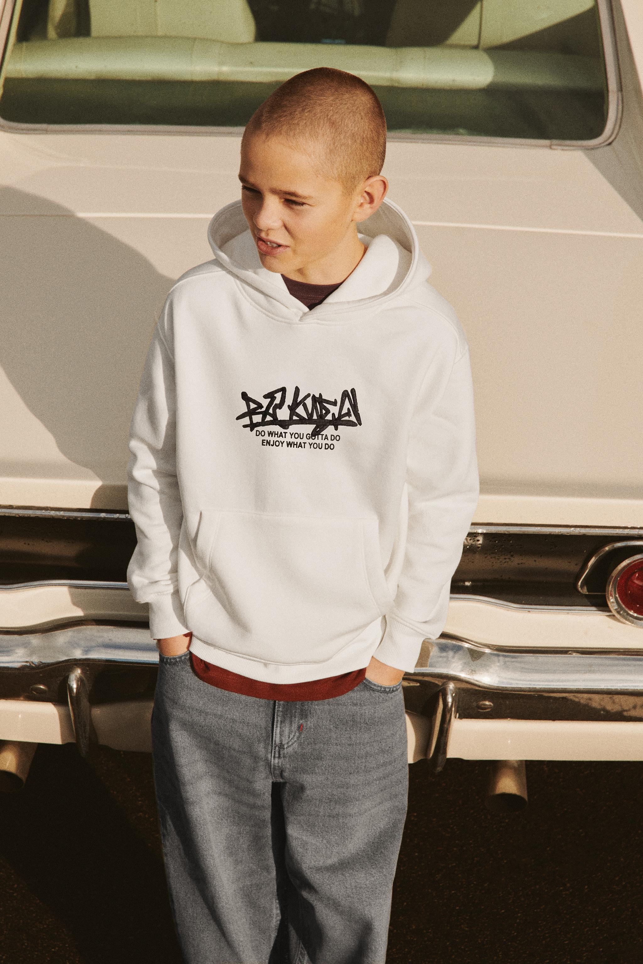 SWEAT À CAPUCHE AVEC INSCRIPTION BRODÉE