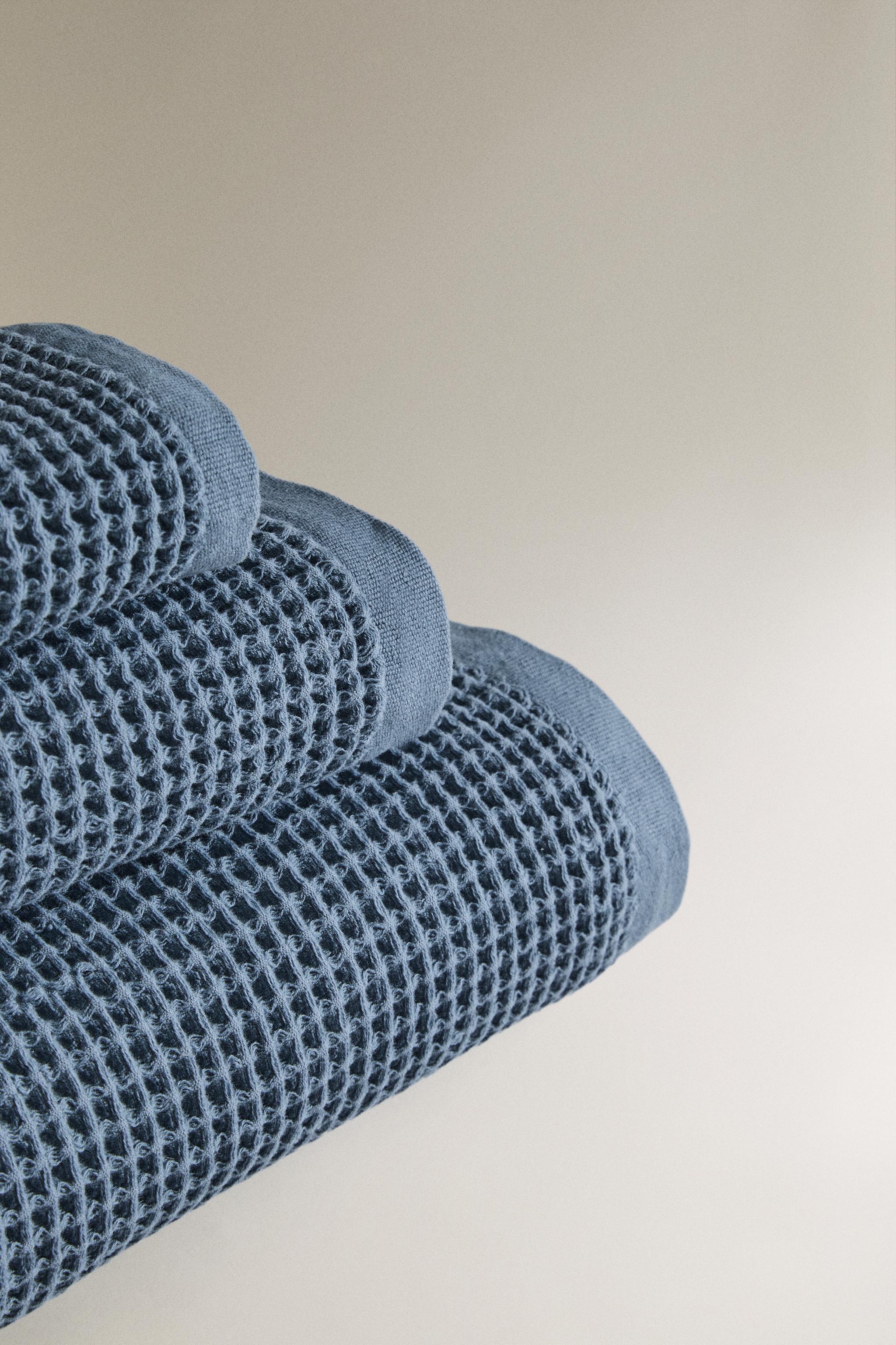 WAFFLE COTTON BATH TOWEL — Dusty blue