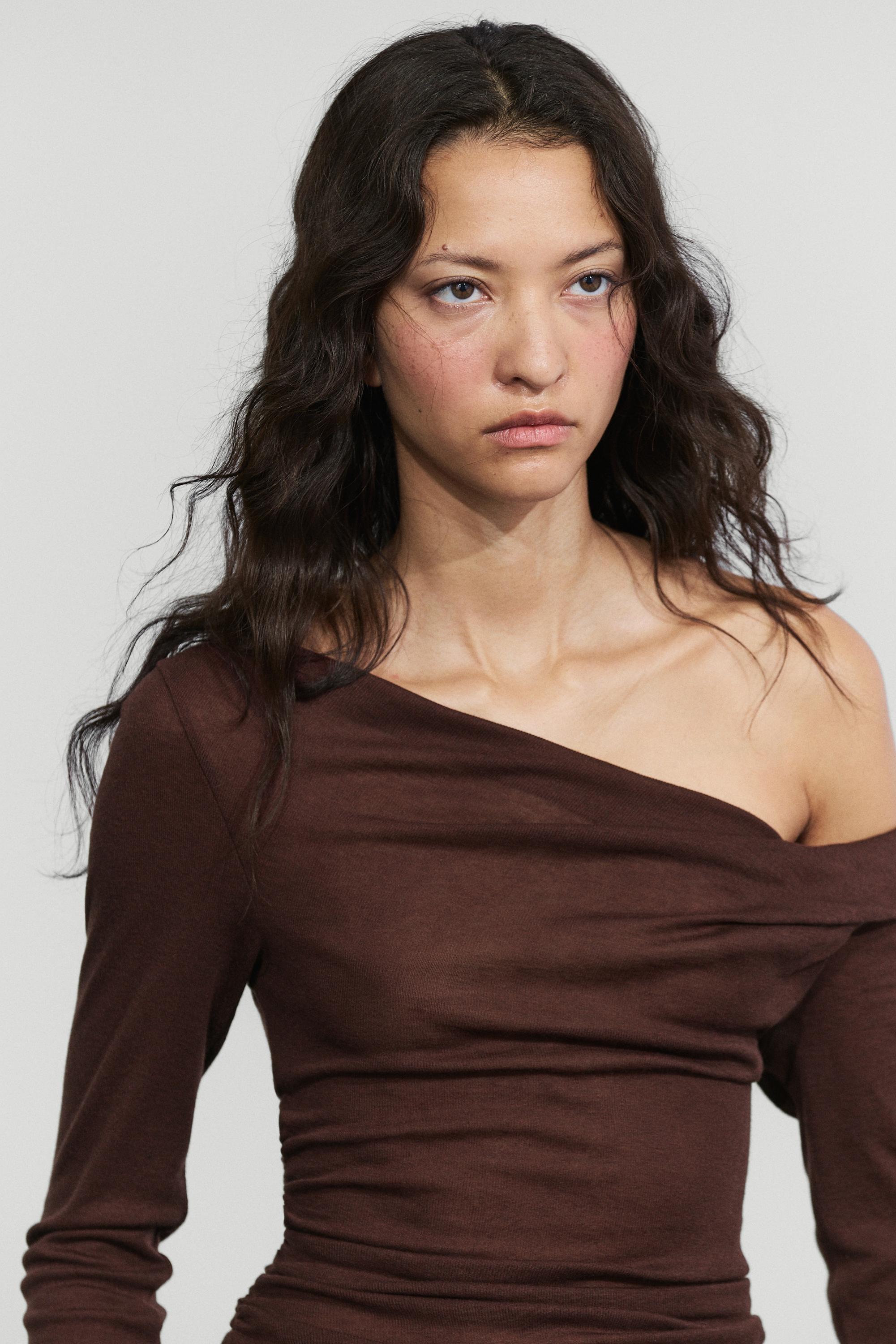 Top asymétrique fluide à manches longues
