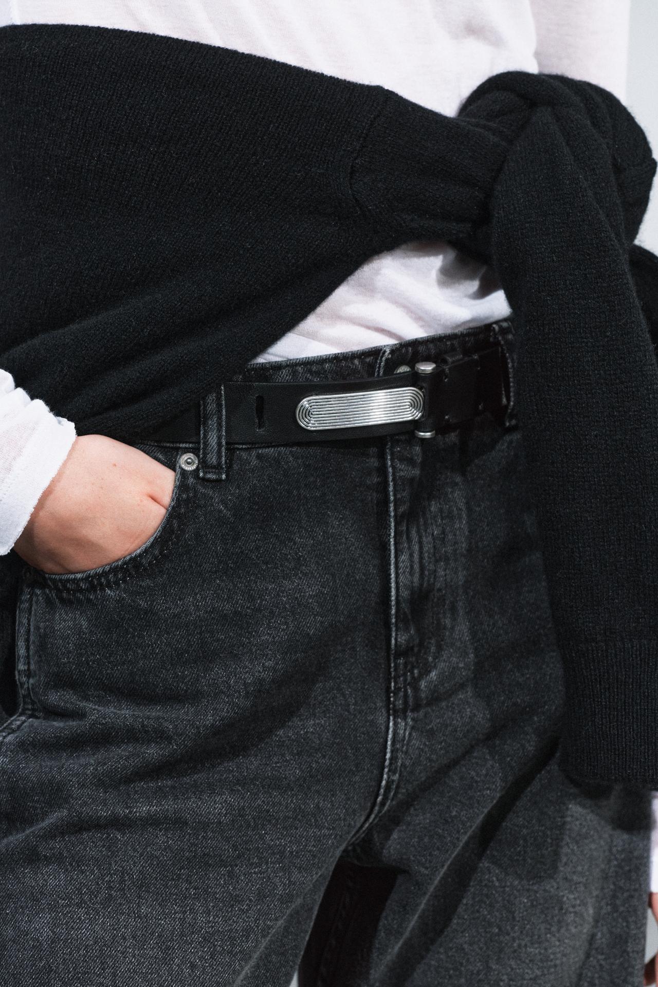 100% LEATHER TEXTURED BUCKLE BELT — Black