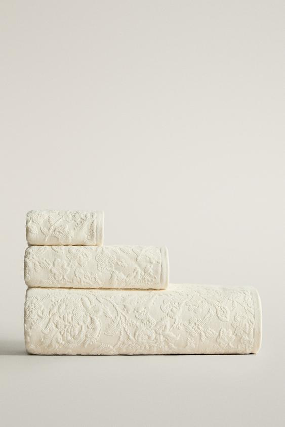 FLORAL JACQUARD BATH TOWEL - Ivory by Zara - Image 0
