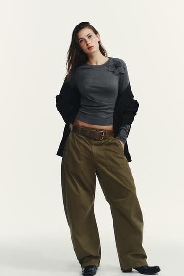 T-SHIRT MIT BLUMEN VORNE - Dunkelgrau von Zara
