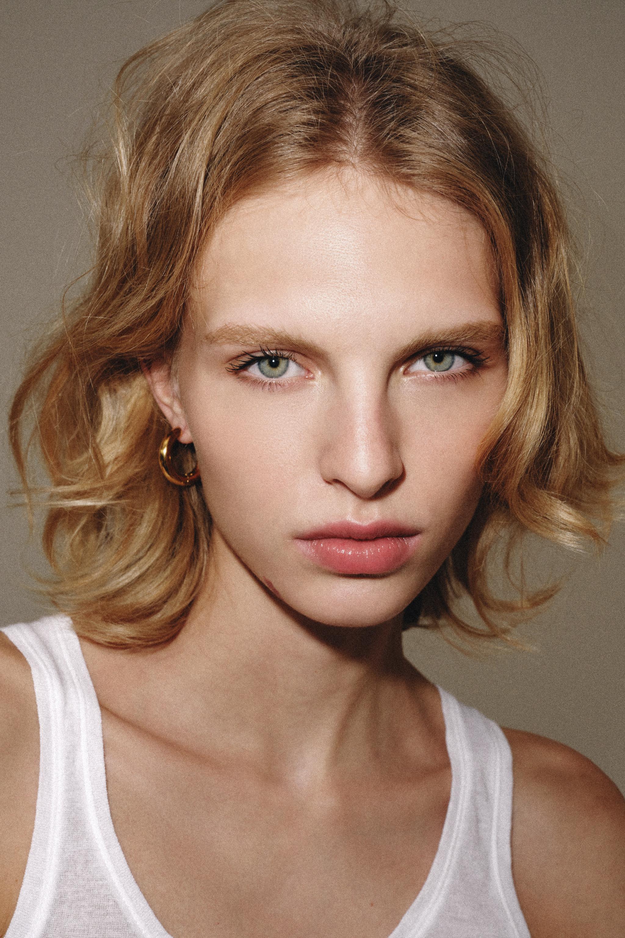 STAINLESS STEEL HOOP EARRINGS — Golden