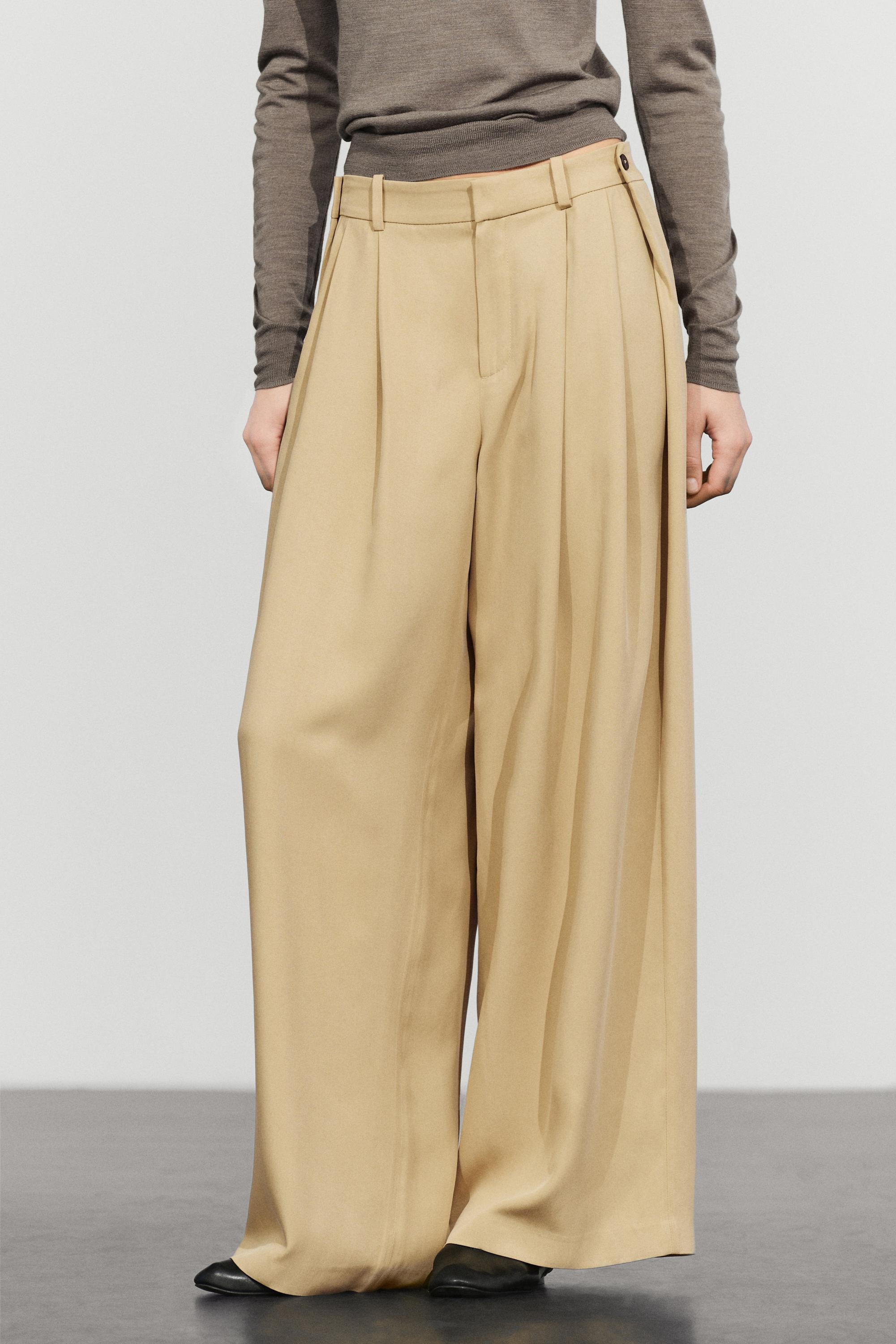 Pantalon fluide plissé à boutons