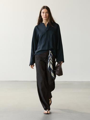 Blouse fluide col officier avec cape - Bleu marine de Zara - Image 0