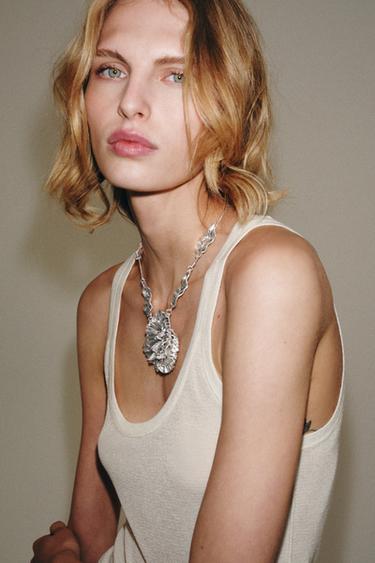 Zara EMBOSSED FLOWER NECKLACE - Silver