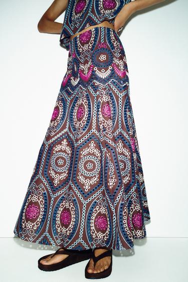 تنورة ميدي بتطريزات مخرمة - بني الخاص بـ Zara