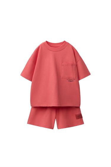 طقم JOGGING تيشرت وبرمودا سادة - مرجاني محمر الخاص بـ Zara