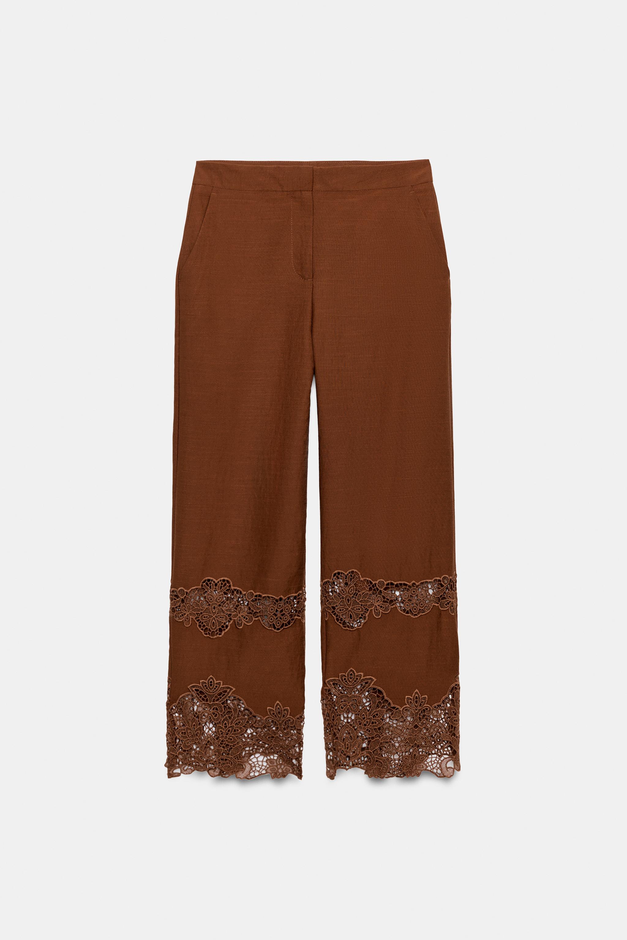PANTALON À BRODERIES PERFORÉES