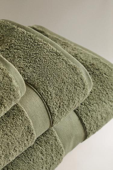 PREMIUM COTTON BATH TOWEL (600 GXM²) - mid khaki by Zara - Image 1