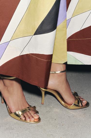 SANDALES À TALONS AVEC LACET ET EFFET MÉTALLISÉ - Or de Zara