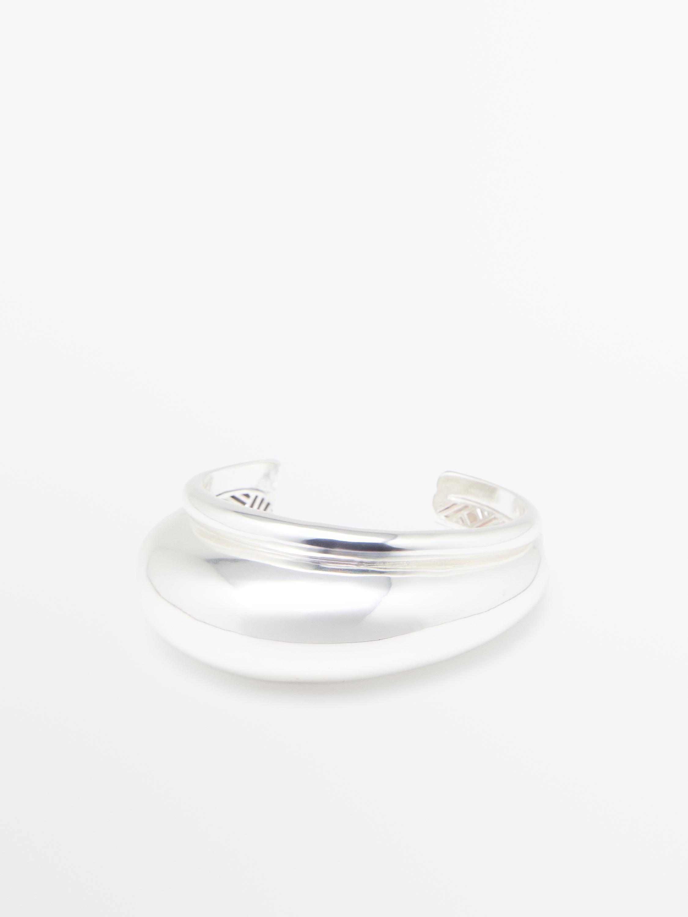 Rigid bracelet with voluminous design