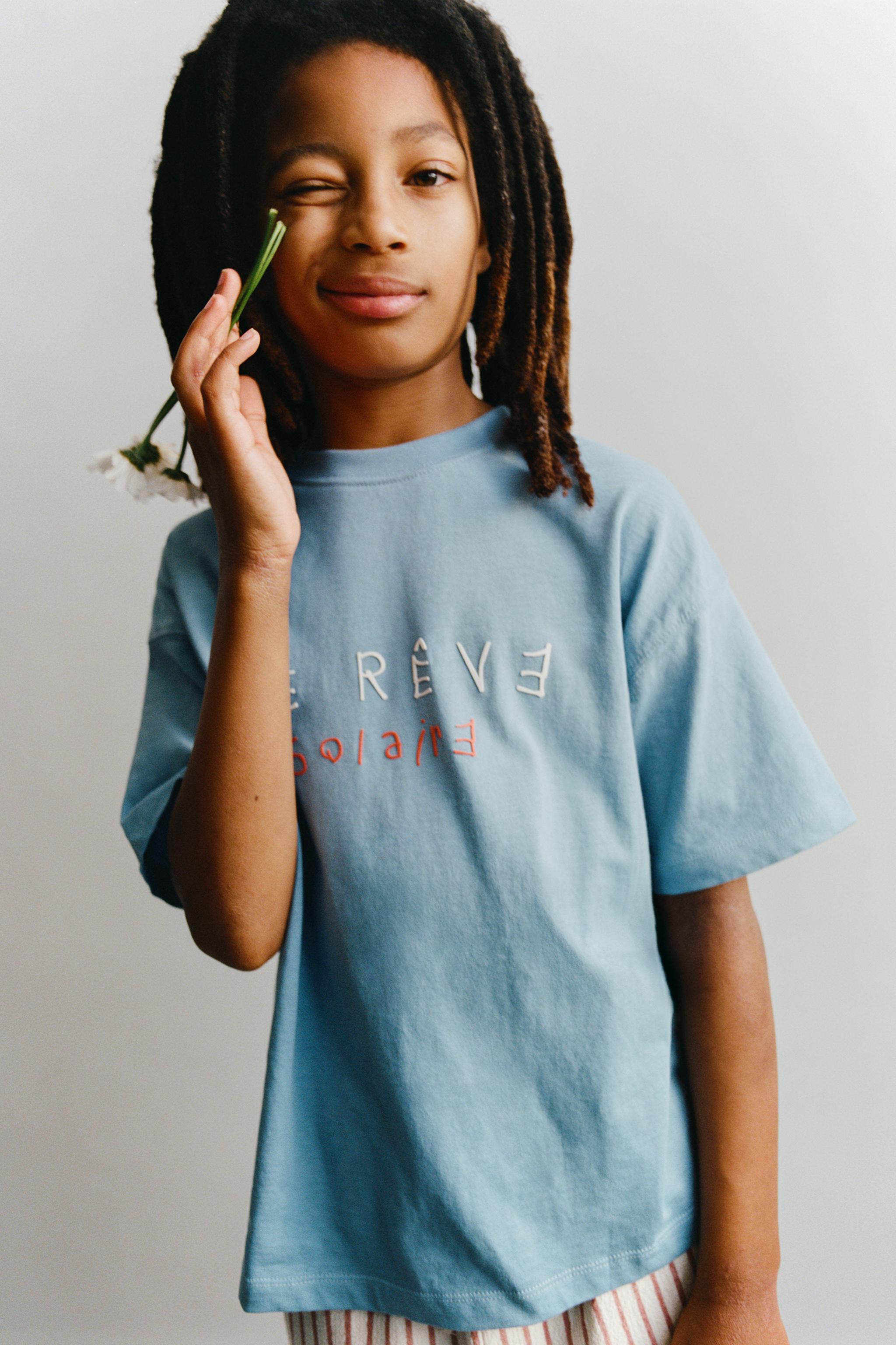 T-SHIRT À INSCRIPTION EN RELIEF