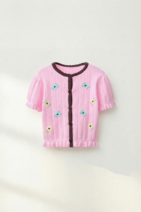 TOP DE MALHA COM FLORES BORDADAS EM CONTRASTE