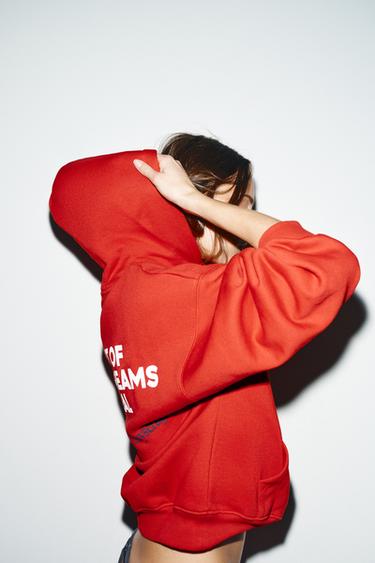 SWEAT À CAPUCHE ET INSCRIPTION - Rouge de Zara - Image 3