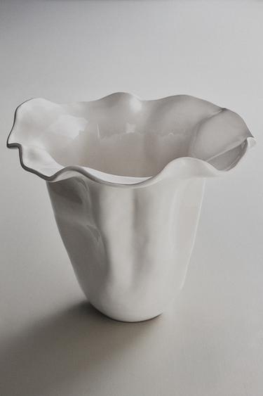 SHINY WAVY EARTHENWARE VASE - white by Zara