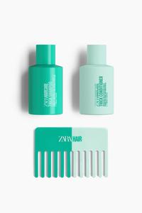 Shampoo- und Sp&uuml;lungsflaschen mit Minzduft und gr&uuml;ner Farbe, mit der Aufschrift &bdquo;ZARA HAIRCARE&ldquo;, daneben ein zweifarbiger Kamm mit dem Text &bdquo;ZARA HAIR&ldquo;.
