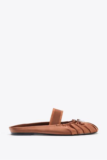 CHAUSSURES OUVERTES À L'ARRIÈRE À EFFET SATINÉ - Marron brique de Zara