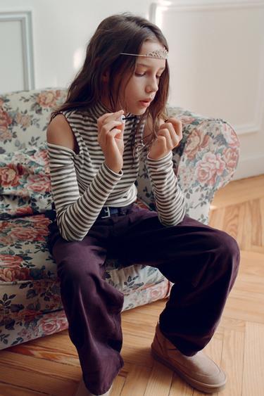 CAMISETA CUELLO VUELTO CUT OUT  - rayas de Zara