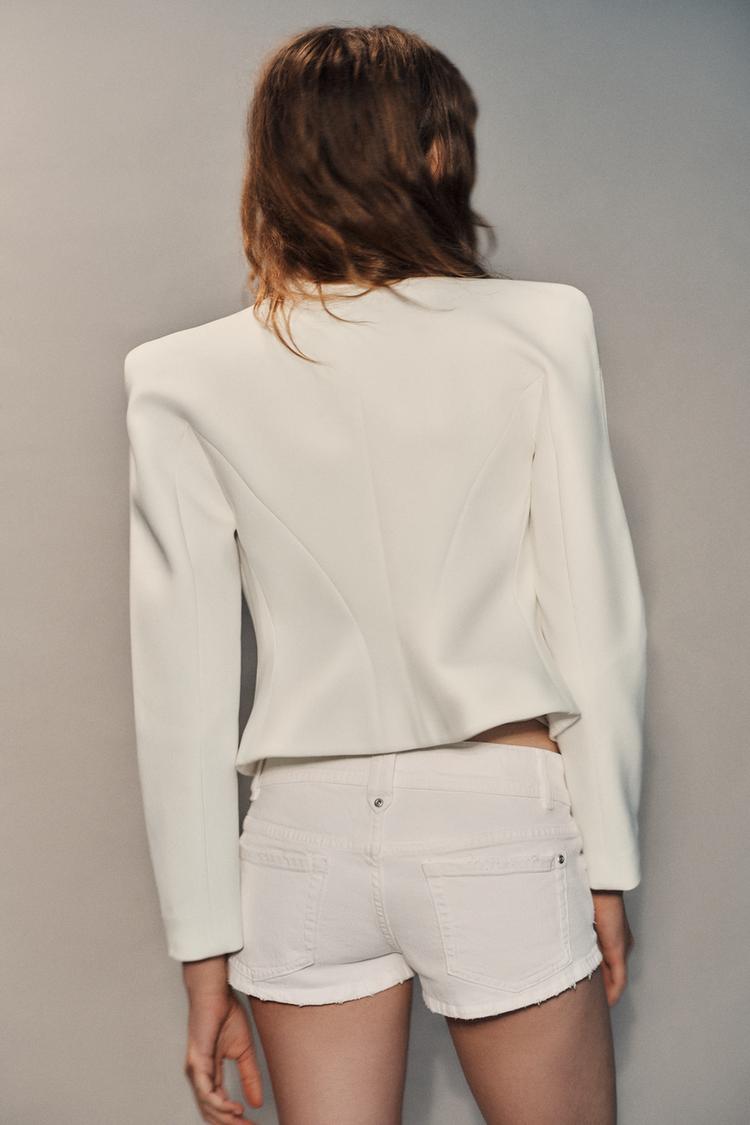 Blazer entallado con hombreras y botones 5