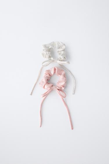 LOT DE DEUX CHOUCHOUS BRILLANTS AVEC LACET - Argent de Zara