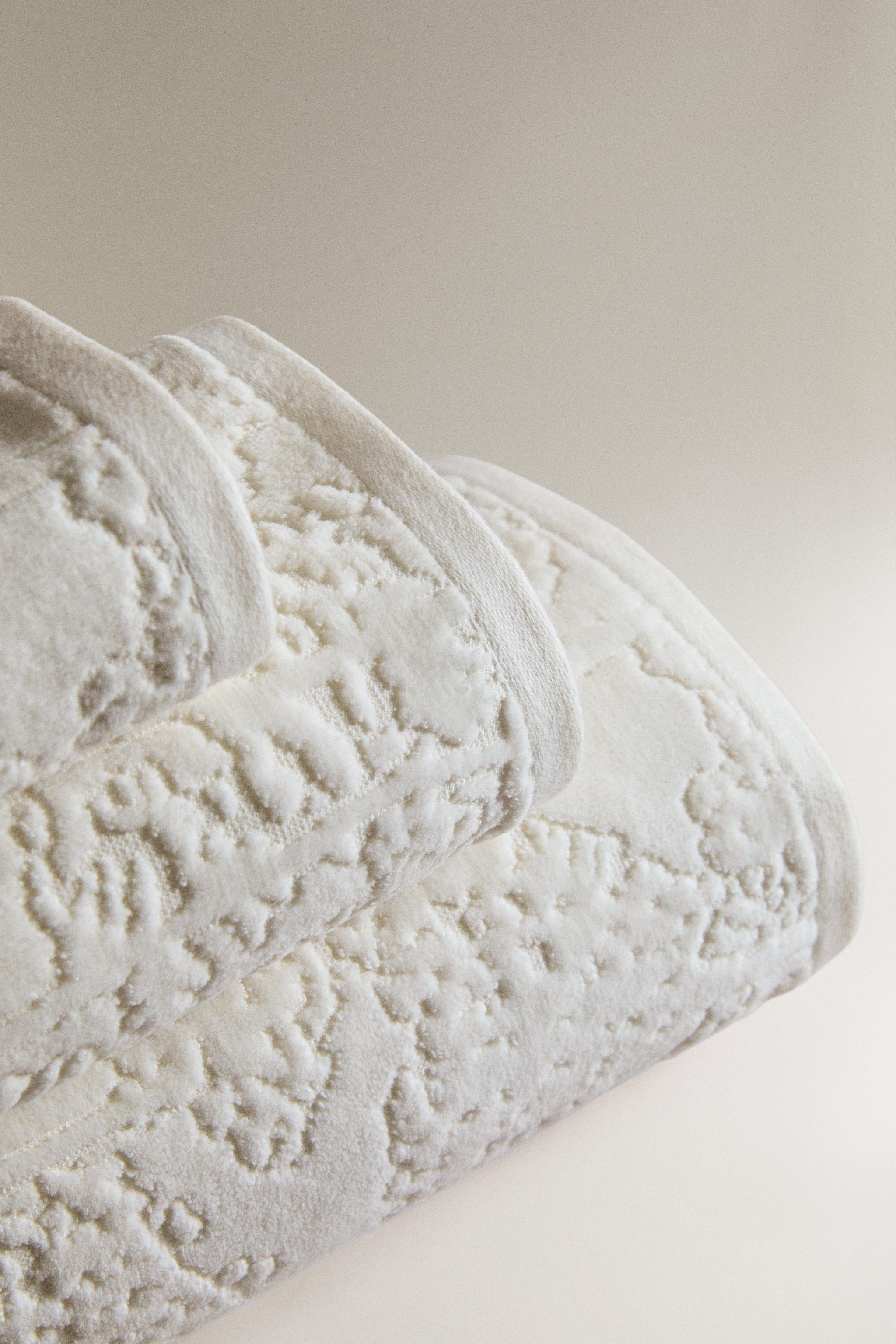 FLORAL JACQUARD BATH TOWEL — Oyster-white