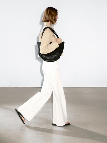 Cazadora corta piel detalle tachuelas - crudo/kaki de Zara