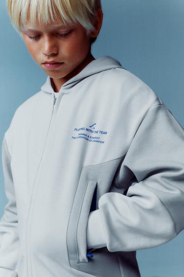 سويت شيرت بسحاب ونص SPORTY - خَام الخاص بـ Zara
