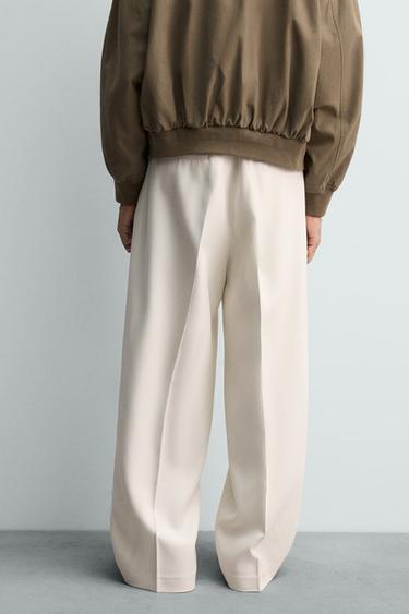 PANTALON À PLIS EN VISCOSE - Blanc cassé de Zara - Image 2