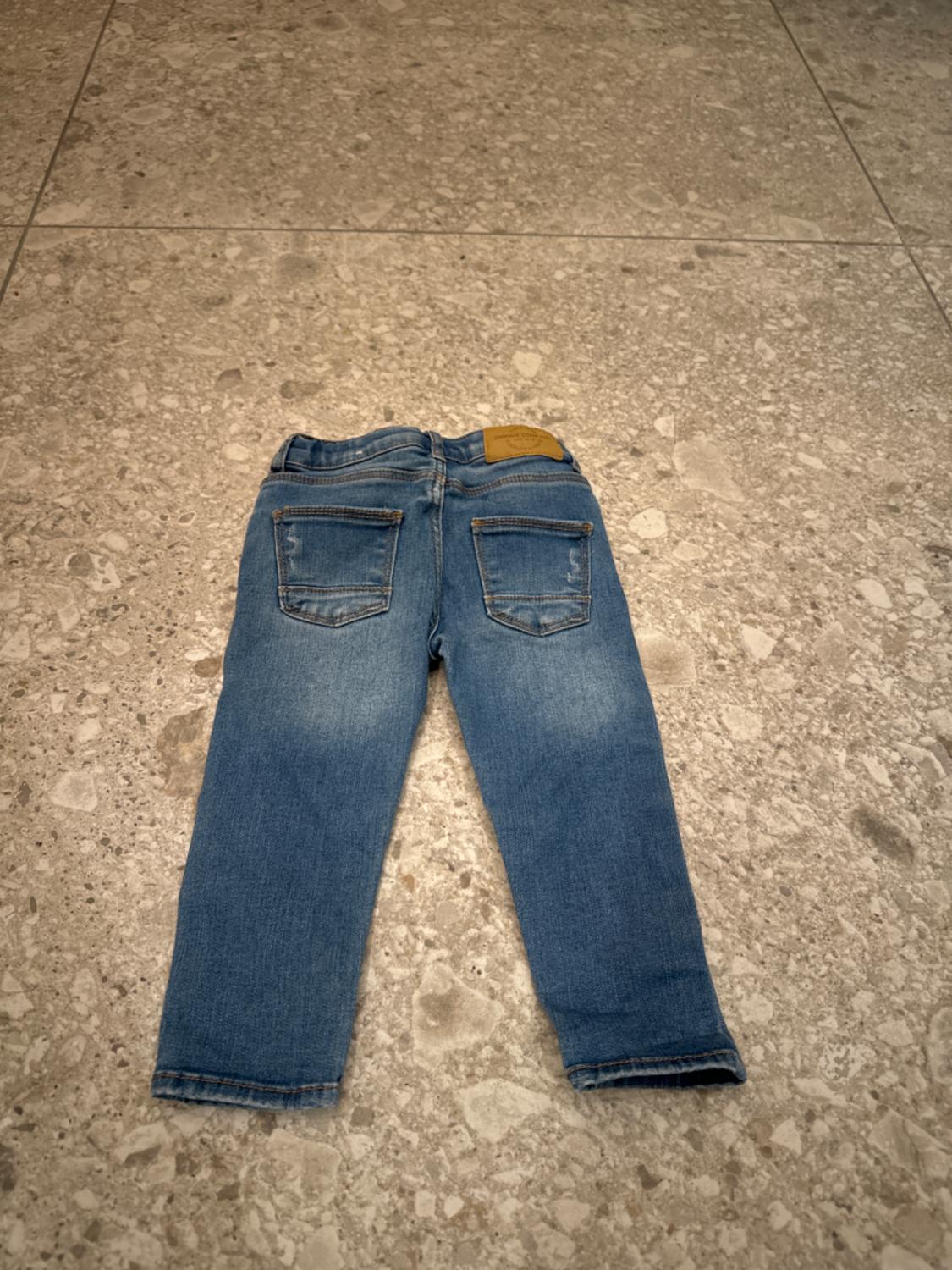 REGULAR DISTRESSED JEANS - Image 2
