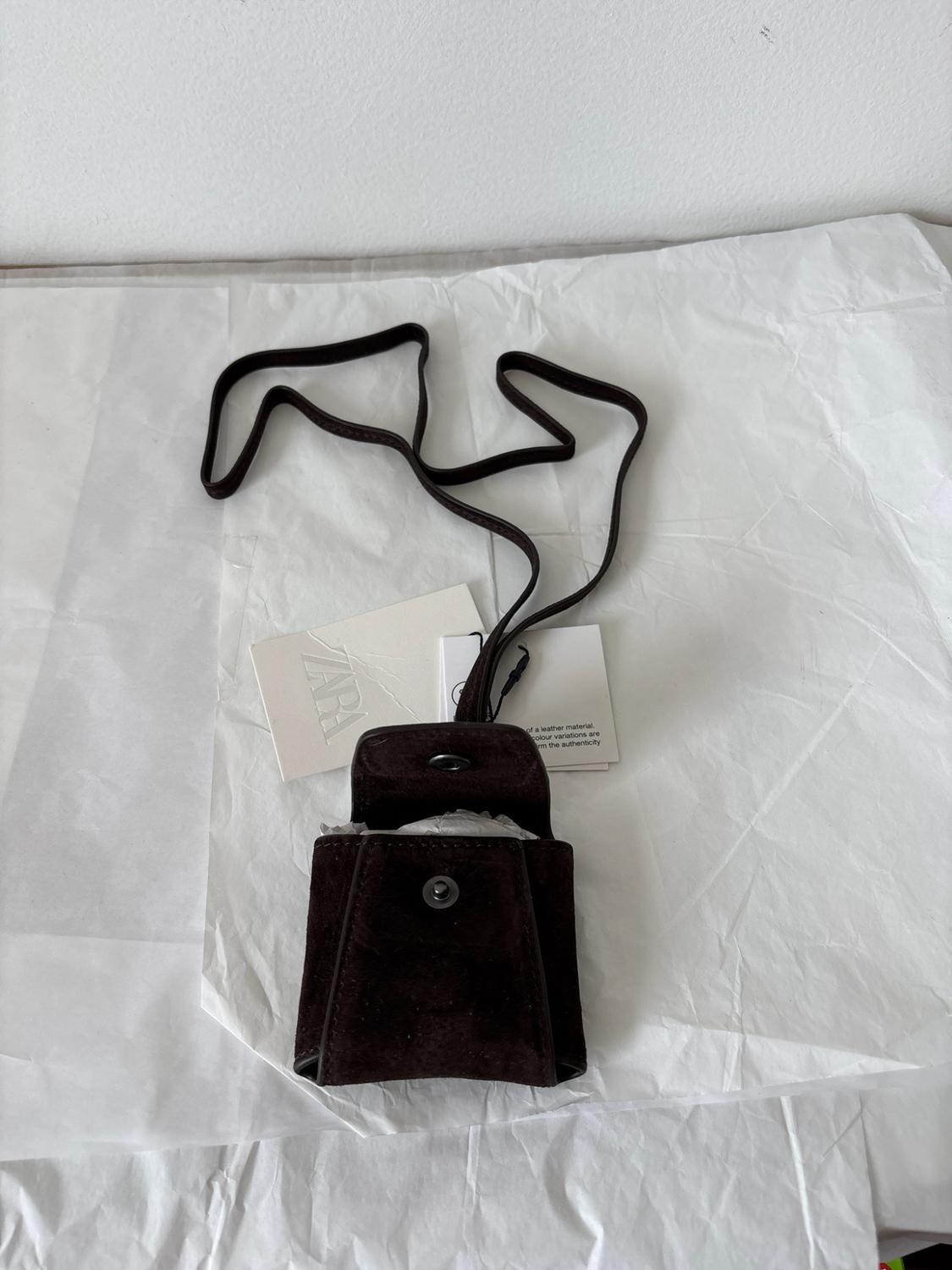 PORTA AURICULARES PIEL CON COLGANTE - Image 3