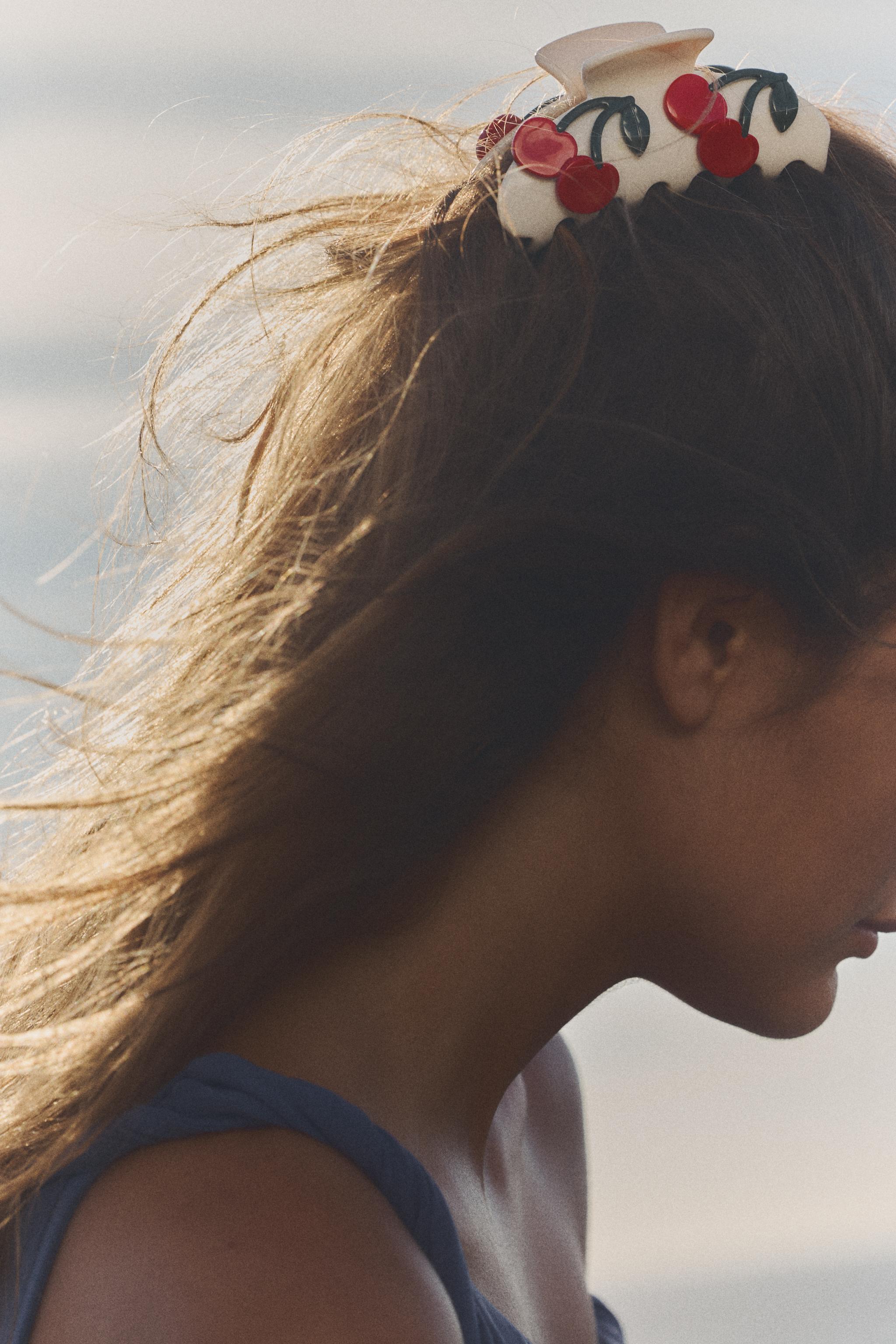 【ZARA】エンボスフラワー ヘアクリップ 4736/046/712 フラワー ヘアクリップ - ピンク | ZARA Japan / 日本