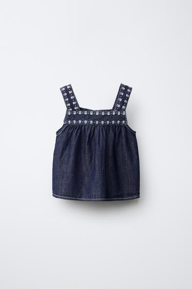 TOP DENIM FLUID AMB BRODATS DE FLORS - Blau de Zara