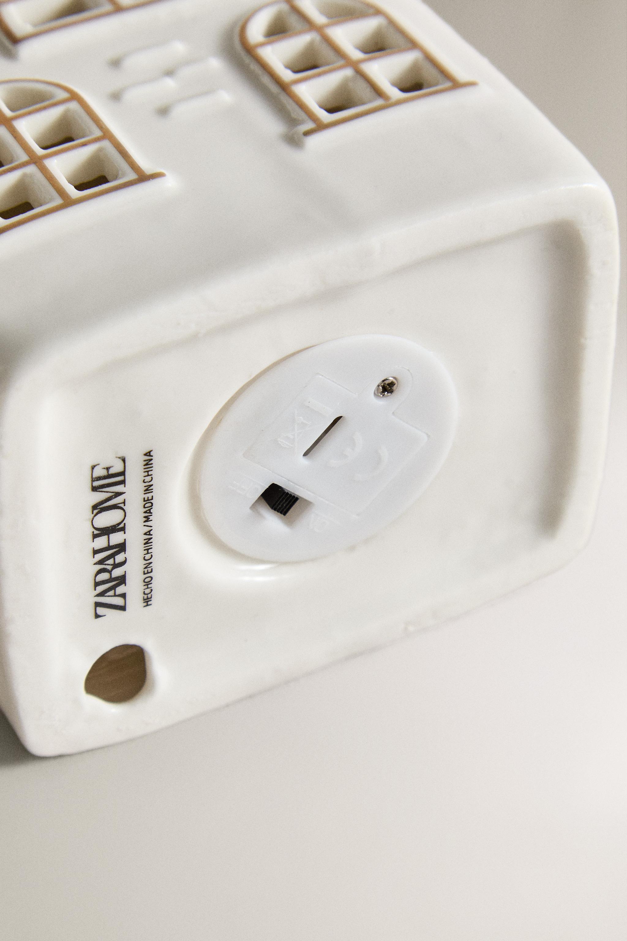 GLITTERY CERAMIC HOUSE WITH SQUARE CEILING CHRISTMAS ORNAMENT